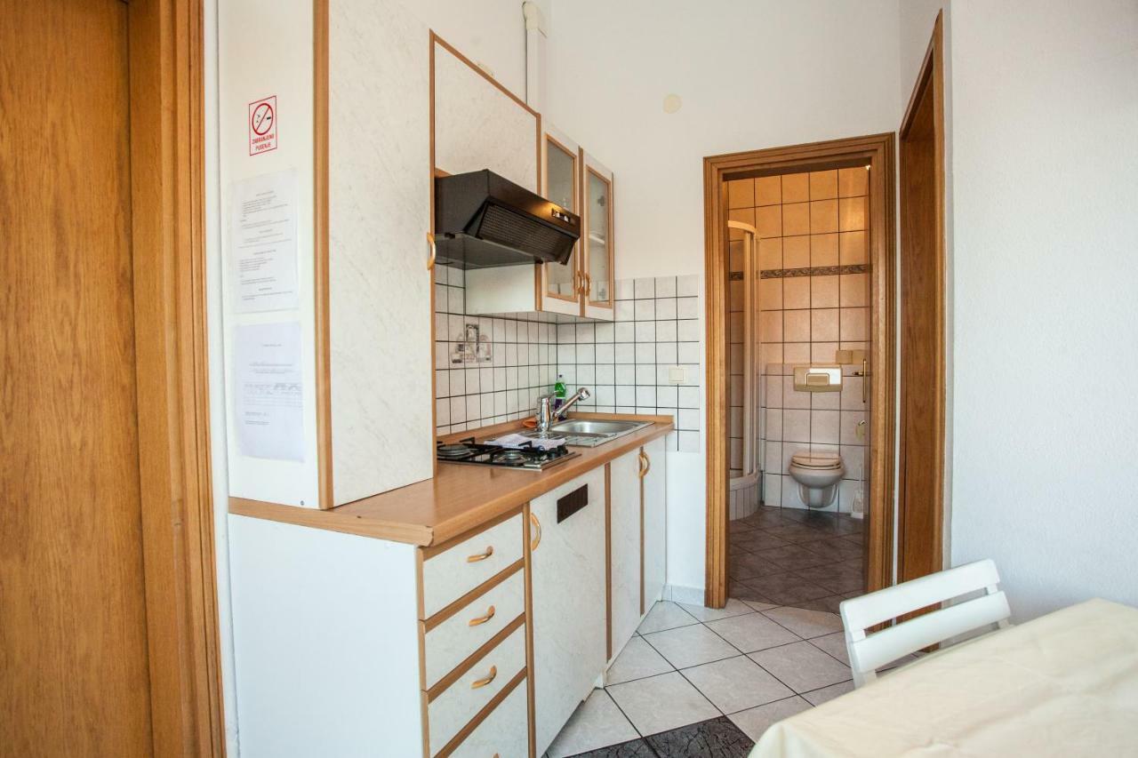 Apartments Pusic オミシュ エクステリア 写真