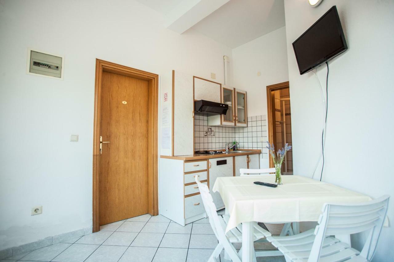 Apartments Pusic オミシュ エクステリア 写真